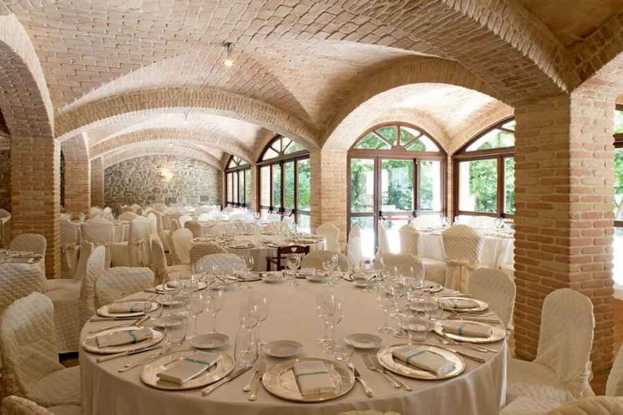 wedding castle hall for elegant and luxurious wedding in Italy