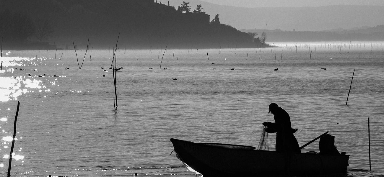 http://www.keytoitaly.tours/images/itineraries/medieval-life-and-castles/medieval-life-and-castle-marvels-of-umbria-lake-trasimeno.jpg