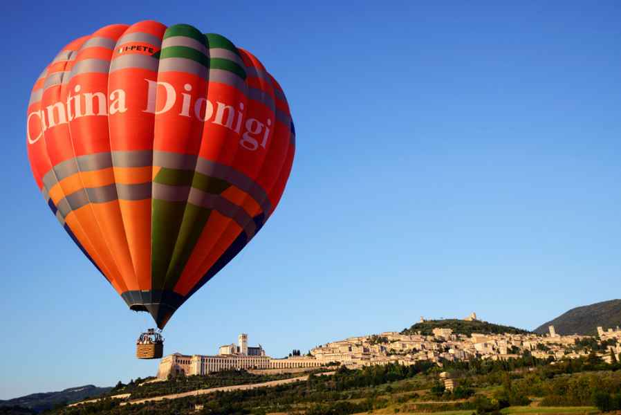 Romantic wedding in Italy with a balloon ride