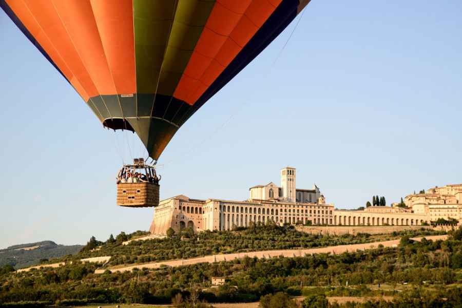 Balloon ride during a romantic wedding near Assisi, Italy