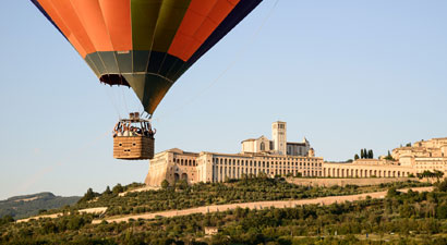 Romantic italian wedding with balloon